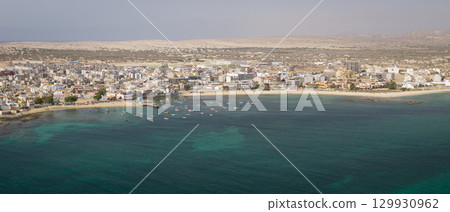 Panorama of the city of Sal Rei and boats moored in the port 129930962