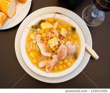 Boiled chickpeas served with meat on platter 129931000