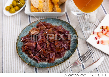 Baked pork ribs with vegetable garnish of braised red cabbage 129931001