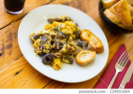 Omelette with mushrooms and blood sausage Omelette with mushrooms and blood sausage 129931064