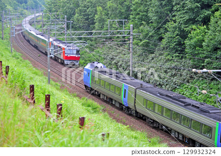 千歲線 上幌西里(信州) JR Freight DF200-61(五稜郭)+ JR 東日本 E26 系列(O) 千歲線 上幌西里(信州) JR Freight DF200-61(五稜郭)+ JR 東日本 E26 系列(O) 129932324