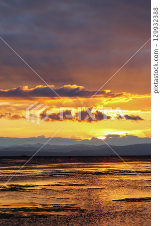 黃昏時分美麗的湖泊_垂直 黃昏時分美麗的湖泊_垂直 129932388