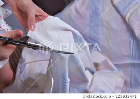 Woman cutting fabric ( side point of view close up) 129932471
