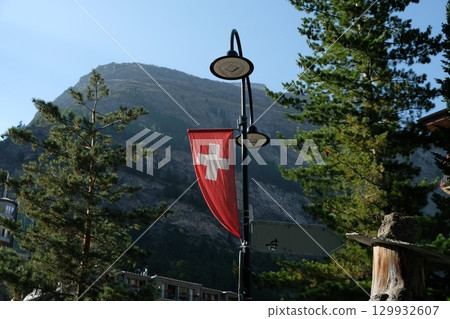 瑞士國旗和阿爾卑斯山 瑞士國旗和阿爾卑斯山 129932607