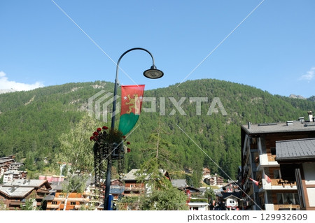 瑞士國旗和瑞士山脈 129932609