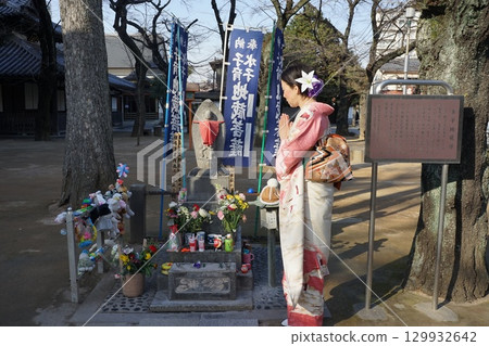 一個穿著和服的女人 129932642