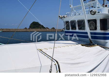 錨定在漁港的漁船 129932998