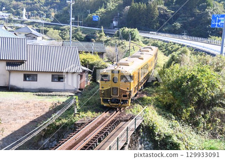 「某列車」是運行在唐津線上的黃金觀光列車 「某列車」是運行在唐津線上的黃金觀光列車 129933091