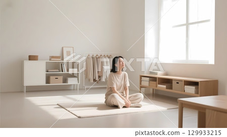 一位過著極簡生活方式的女性 129933215