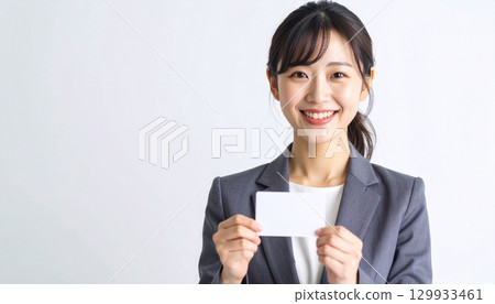 一位面帶微笑的日本女商界人士雙手遞上名片的肖像 一位面帶微笑的日本女商界人士雙手遞上名片的肖像 129933461
