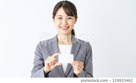 一位面帶微笑的日本女商界人士雙手遞上名片的肖像 129933462