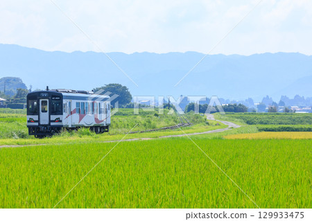 MT-4000 series train running through the countryside in summer, Minamiaso Railway, Aso District, Kumamoto Prefecture 129933475