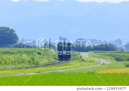 夏季行駛在熊本縣阿蘇郡南阿蘇鐵道鄉村的MT-4000系列列車 129933477