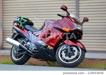 Parked large motorcycle 129933648