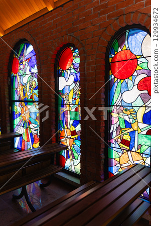 教堂的彩色玻璃 129934672