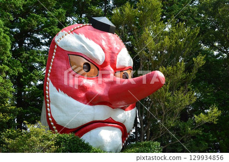 被樹木環繞的大型天狗面具 129934856