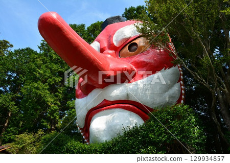 仰望天空的大型天狗面具 129934857