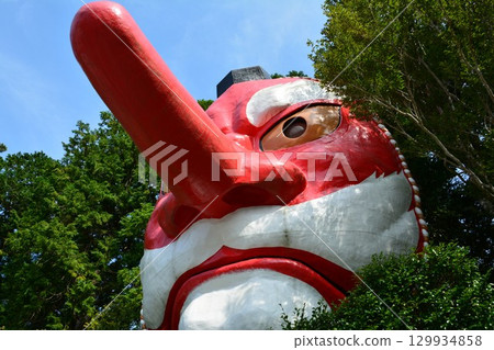 仰望天空的大型天狗面具 129934858