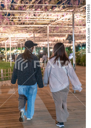 紫藤花和姐妹從背後 紫藤花和姐妹從背後 129934866
