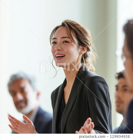 微笑的日本女商界人士演講 | 在會議和演講中傳遞信任的領導者 129934938