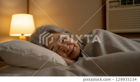 Elderly people cool off with air conditioning to prevent heatstroke 129935134