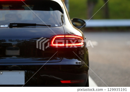 汽車尾燈 129935191