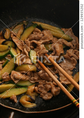 Cooking scene of stir-fried eggplant, cucumber, and pork with spicy miso 129935202
