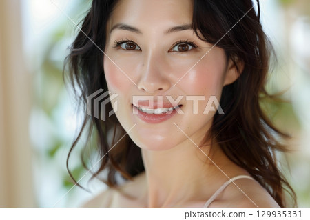 微笑、擁有美麗肌膚、髮型和妝容的日本美女，由人工智慧生成（橫向照片） 129935331