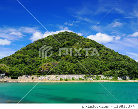 Mount Shizuki and Kikugahama Beach 129935374