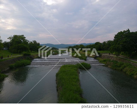 Sunset scenery of the Kamo River in Kyoto 129935611