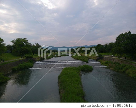 Sunset scenery of the Kamo River in Kyoto 129935612