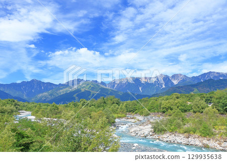 白馬的夏天：從山腳下眺望北阿爾卑斯山 129935638