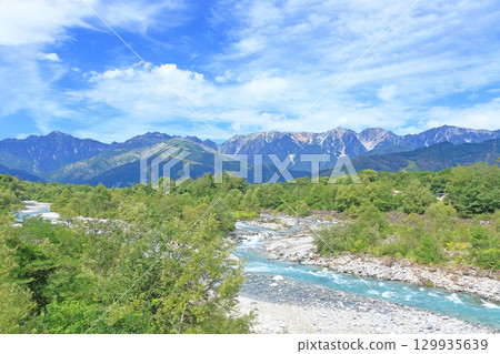 白馬的夏天：從山腳下眺望北阿爾卑斯山 129935639