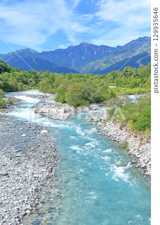 白馬的夏天：從山腳下眺望北阿爾卑斯山 129935646