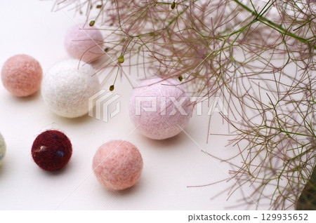 煙樹和羊毛氈球 129935652