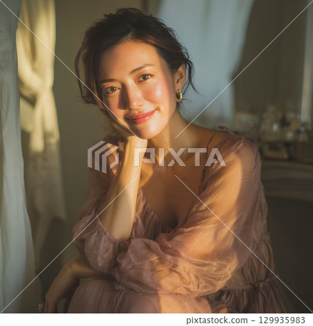 一位時尚美麗的日本女性在窗邊休息（方形照片） 129935983