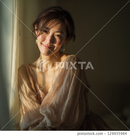 一位時尚美麗的日本女性在窗邊休息（方形照片） 129935984