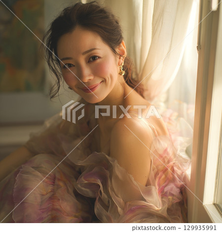 一位時尚美麗的日本女性在窗邊休息（方形照片） 129935991