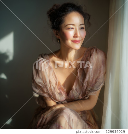 一位時尚美麗的日本女性在窗邊休息(方形照片) 一位時尚美麗的日本女性在窗邊休息(方形照片) 129936029