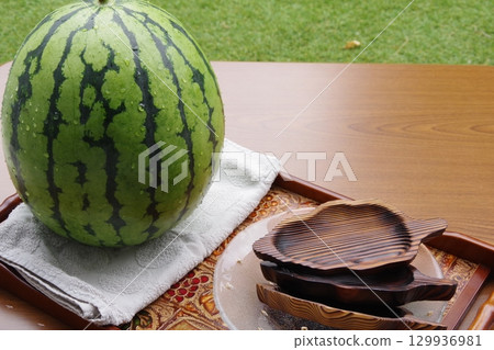 盤子裡的西瓜 盤子裡的西瓜 129936981