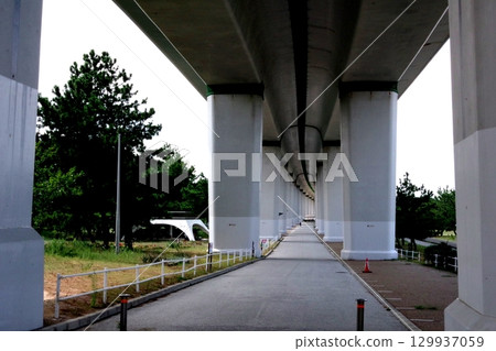 從下方俯瞰首都高速公路 129937059