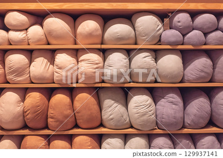 塞滿貨架層架的彩色柔軟抱枕 129937141