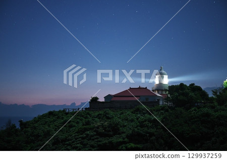 島根縣松江市黎明前的美保關燈塔 129937259