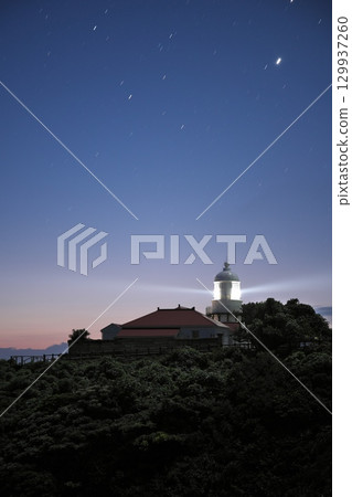 島根縣松江市黎明前的美保關燈塔 129937260