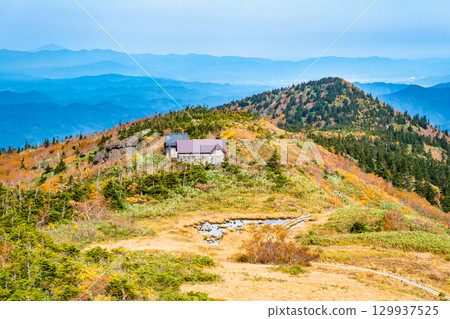 Akita: Mount Moriyoshi dyed in autumn leaves 129937525
