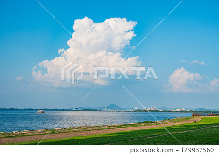 滋賀縣大津市琵琶湖上空升起的積雨雲 129937560