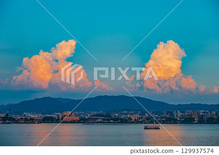 滋賀縣草津市的深紅色積雨雲 129937574