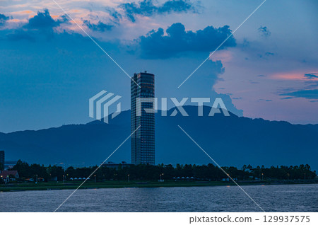 黃昏的琵琶湖,大津市 黃昏的琵琶湖,大津市 129937575