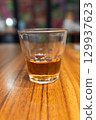 木質桌面上的一杯琥珀色飲料 129937623