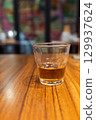 木質桌面上的一杯琥珀色飲料 129937624